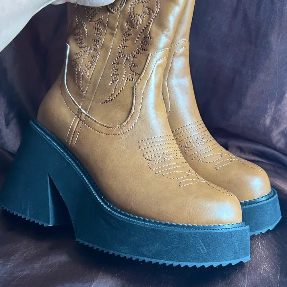 Chunky platform western boots in tan synthetic material 🤎 - Picture 9 of 10